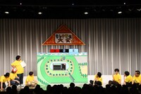 「ねばり強い」カニキラキラ、「直線が得意」カニヤング、「一発ある」カニブライアンの3匹による「カニレース」を予想する一同