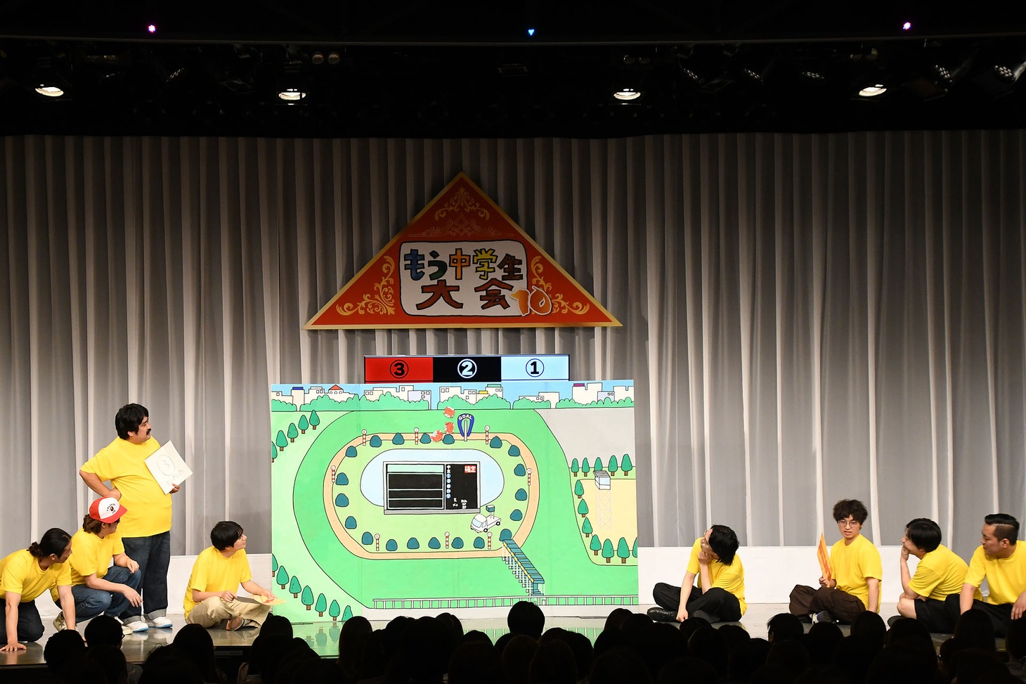 「ねばり強い」カニキラキラ、「直線が得意」カニヤング、「一発ある」カニブライアンの3匹による「カニレース」を予想する一同