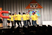 フォークダンスを踊りながら磁石に吸い寄せられる一同