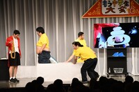 腹を鏡餅にぴったりはめる空気階段・鈴木もぐら