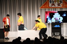 腹を鏡餅にぴったりはめる空気階段・鈴木もぐら