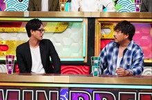 左から竹財輝之助、アルコ＆ピース平子。