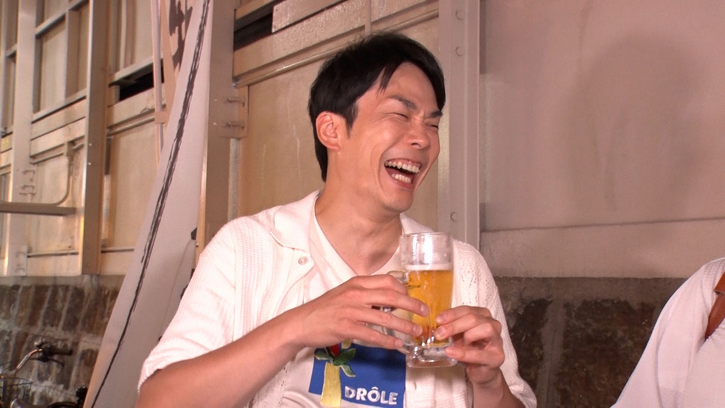 街行く人と盛り上がるかまいたち濱家