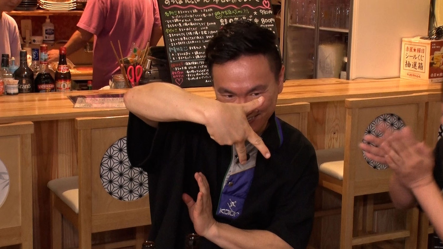 街行く人とノリノリのかまいたち山内