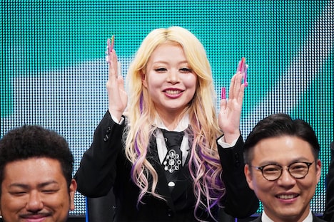 都市伝説を語るエルフ荒川（後列）