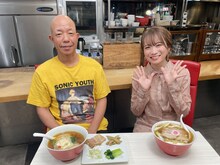 「～北信越のラーメン大検索～ なんて麺だ!!」MCのバイきんぐ小峠（左）と秋元真夏（右）