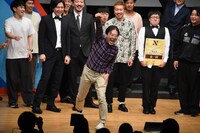 鬼気迫る声量と表情で「がんばれー！」と絶叫するイヌコネクション杉浦