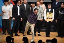 鬼気迫る声量と表情で「がんばれー！」と絶叫するイヌコネクション杉浦