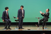 「上方漫才協会 十周年興行」で、中田カウス（右）とトークするミキ（写真提供：吉本興業）