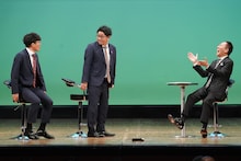 「上方漫才協会 十周年興行」で、中田カウス（右）とトークするミキ（写真提供：吉本興業）