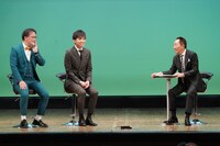 中田カウス（右）とトークするアインシュタイン（写真提供：吉本興業）