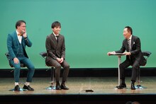 中田カウス（右）とトークするアインシュタイン（写真提供：吉本興業）