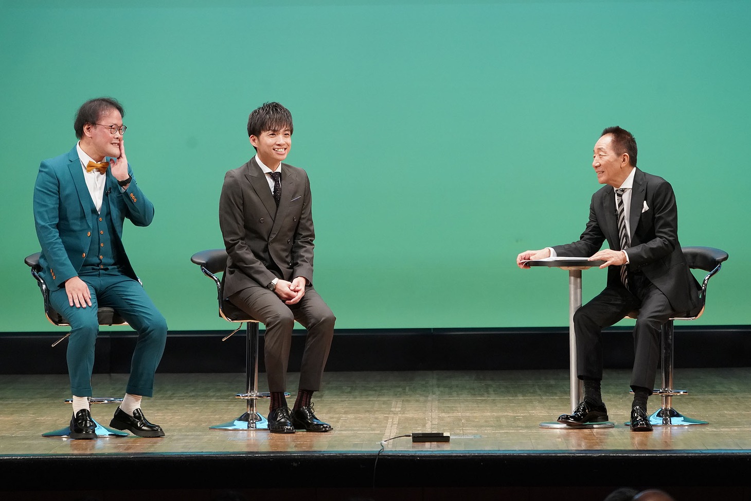 中田カウス（右）とトークするアインシュタイン（写真提供：吉本興業）