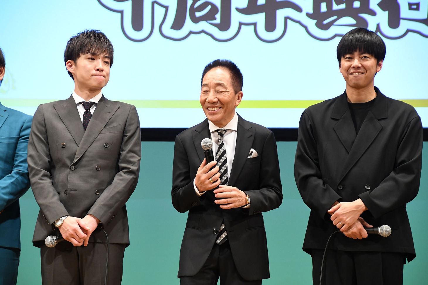 中田カウス（中央）