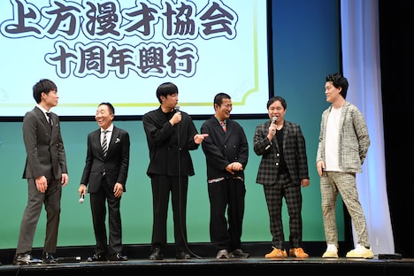 「ぜーんぶ間違ってる」と粗品の発言を全否定する霜降り明星せいや（右から2人目）