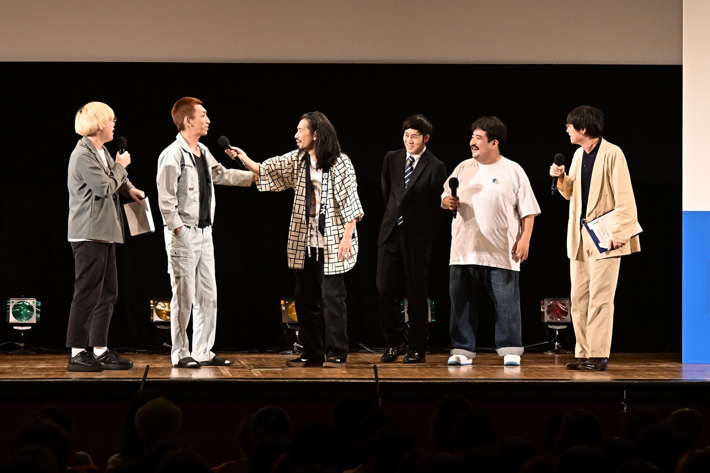 「マイナビ Laughter Night GRAND STAGE」でやさしいズも登場したオープニングの様子