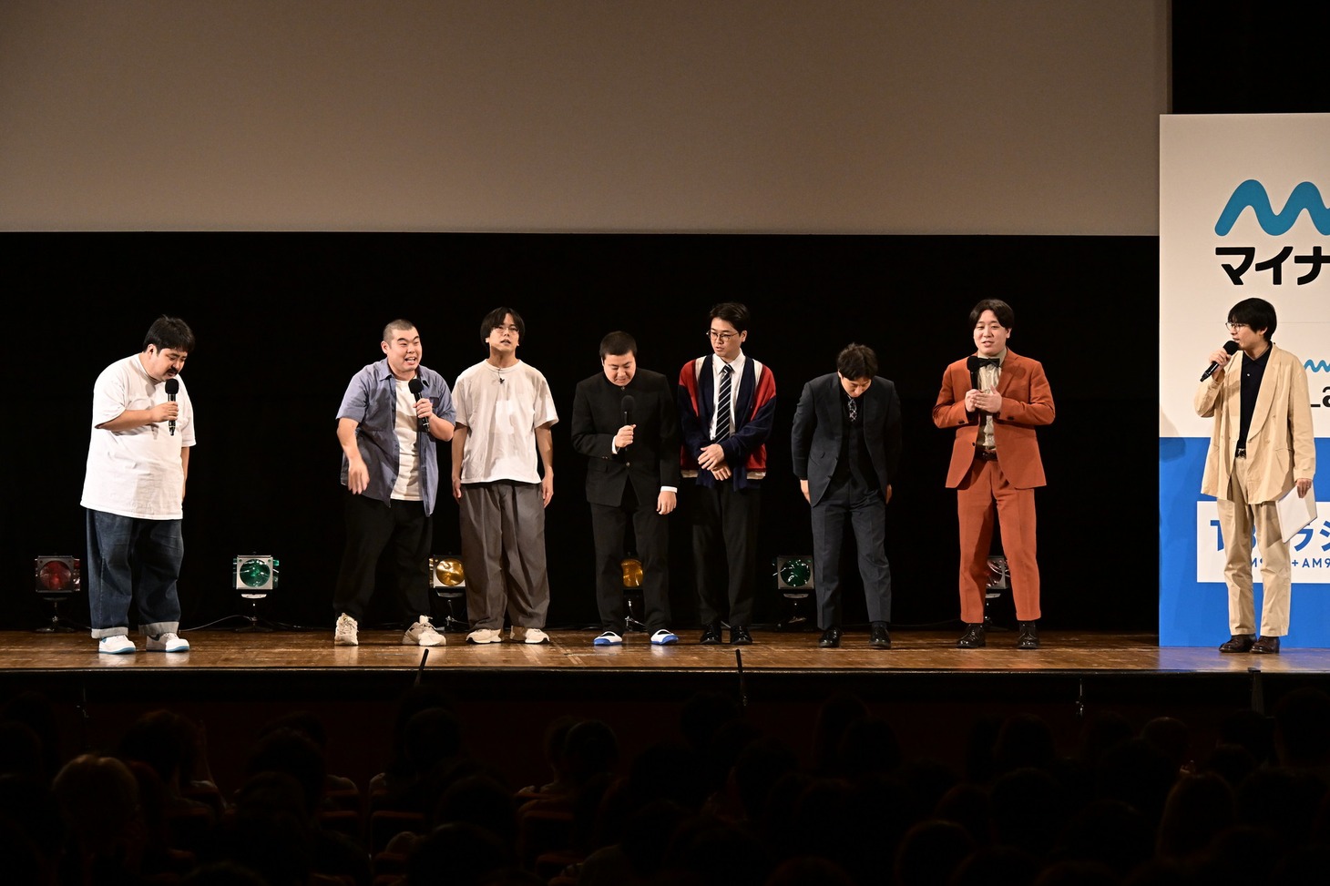 「マイナビ Laughter Night GRAND STAGE」で意欲的にMCを繰り広げる金の国・渡部おにぎり（左から2人目）ら