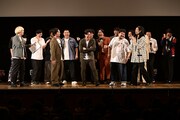 「マイナビ Laughter Night GRAND STAGE」の出演芸人が勢揃いしたMCコーナーのワンシーン