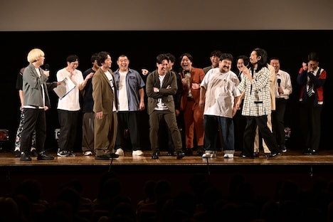 「マイナビ Laughter Night GRAND STAGE」の出演芸人が勢揃いしたMCコーナーのワンシーン