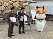 ひこにゃんにツッコミを入れている男性ブランコ（写真提供：吉本興業）