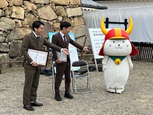 ひこにゃんにツッコミを入れている男性ブランコ（写真提供：吉本興業）