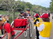 人力車に乗って名刺を配り回る男性ブランコ（写真提供：吉本興業）