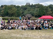 男性ブランコと彦根市の人たち（写真提供：吉本興業）