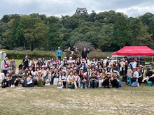 男性ブランコと彦根市の人たち（写真提供：吉本興業）