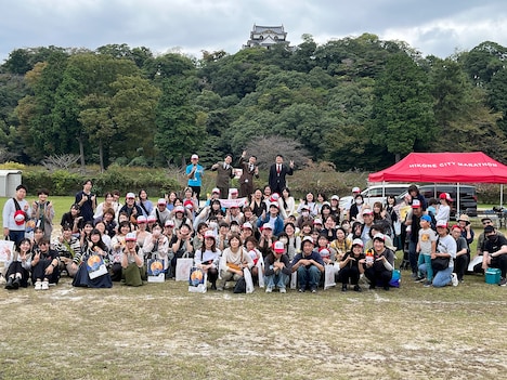 男性ブランコと彦根市の人たち（写真提供：吉本興業）