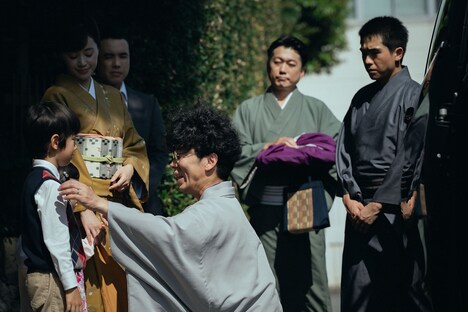 「Qrosの女」第3話より、片桐仁演じる人気落語家・神谷亭松五郎