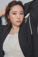 「クールなシックメイク」を施された丸山礼。