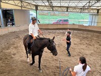 乗馬に挑戦するパンサー尾形