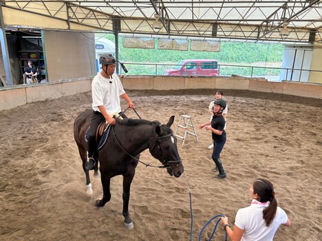 乗馬に挑戦するパンサー尾形