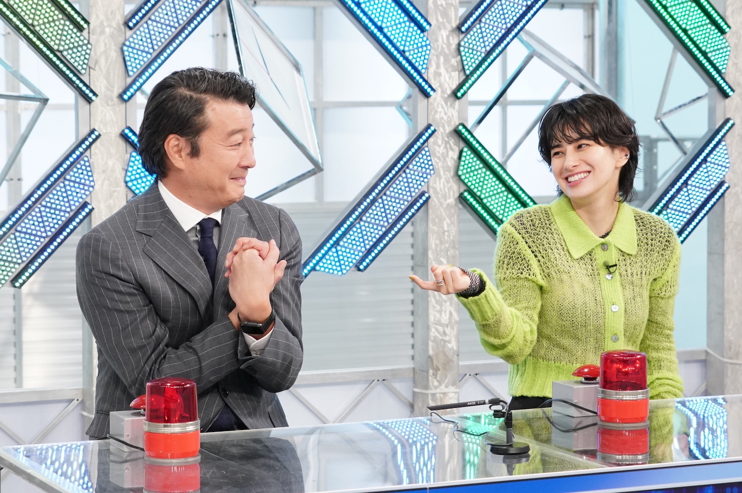 左から加藤浩次、ホラン千秋。
