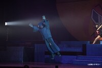 攻撃を受けて吹っ飛ぶところ天の助（ロングコートダディ兎）