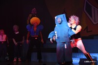 ビビビービ・ビービビ（重松直樹）の攻撃を受けるところ天の助（ロングコートダディ兎）