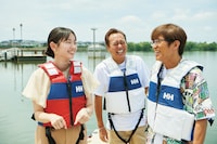 「テレビ東京アナウンサー田中瞳フォト＆エッセイ『瞳のまにまに』」に収録されるさまぁ～ずと田中アナのスリーショット (c)熊木優