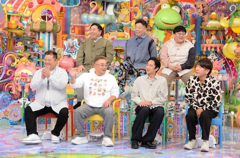 「おじさんなのに甘い物大好き芸人」の(前列左から)ブラックマヨネーズ小杉、サンドウィッチマン伊達、チュートリアル徳井、FUJIWARA藤本、(後列左から)ドランクドラゴン塚地、ダイアン・ユースケ、タイムマシーン3号・関