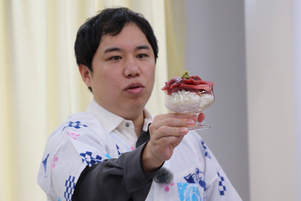 霜降り明星せいや、大好きなマグロでパフェを作る