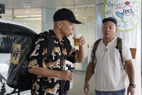 「西村キャンプ場」に特製のリュック型ビールサーバーを持ち込むバイきんぐ小峠（左）