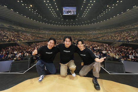 横浜アリーナで開催された「佐久間宣行のオールナイトニッポン0（ZERO）リスナー超感謝祭2024～新時代～」に出演した（左から）アンジャッシュ渡部、佐久間宣行、キングコング西野