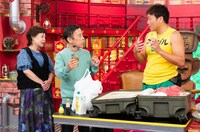 「なるみ・岡村の過ぎるTV」でスーツケースの中身を紹介するサバンナ八木（右）と番組MCのなるみ（左）、ナインティナイン岡村。