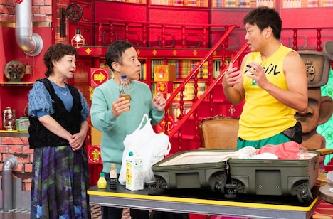 「なるみ・岡村の過ぎるTV」でスーツケースの中身を紹介するサバンナ八木（右）と番組MCのなるみ（左）、ナインティナイン岡村。