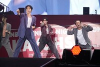 原口あきまさと「前略、道の上より」をパフォーマンスするナインティナイン矢部