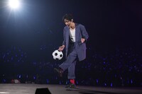 リフティングしながら「匂艶 THE NIGHT CLUB」を歌うナインティナイン矢部