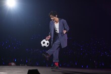 リフティングしながら「匂艶 THE NIGHT CLUB」を歌うナインティナイン矢部