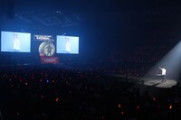 巨大風船の中から登場したキングカズを模したオープニングの様子。