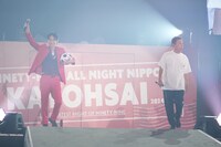 巨大風船の中から登場したキングカズを模したオープニングの様子。