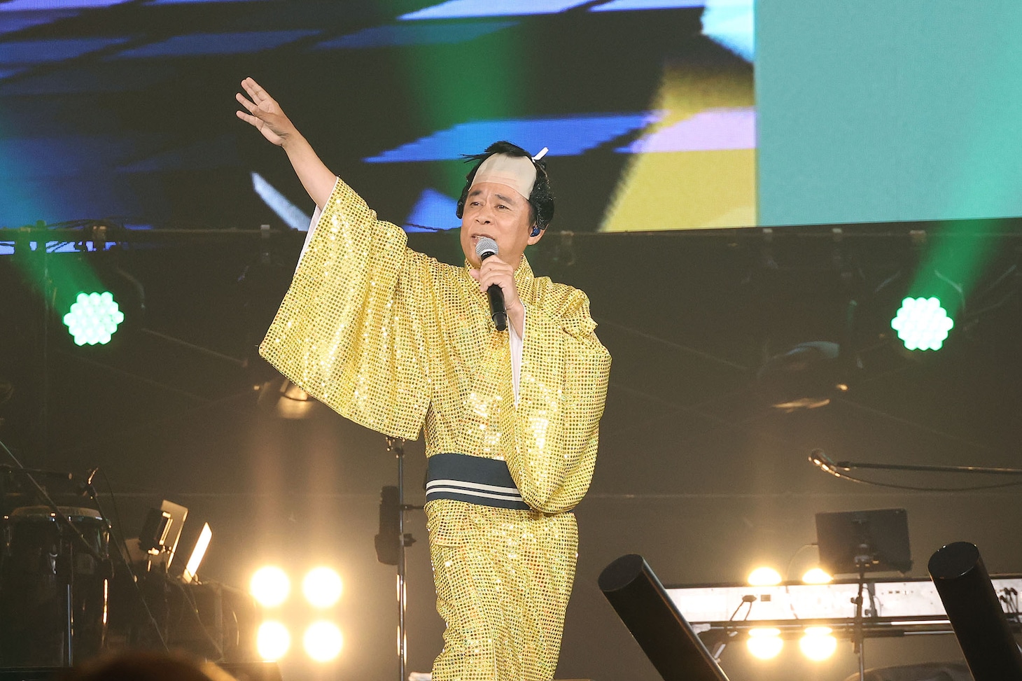 「パクチーサンバII」を歌唱するナインティナイン岡村