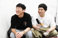 兎（右）が手に持っているのがフランクフルトみたいなマイク